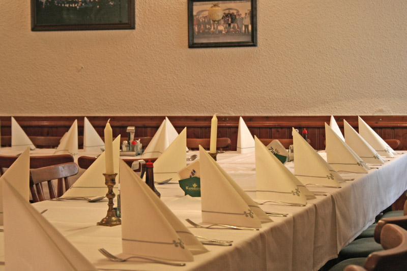 Festsaal gedeckte Tische