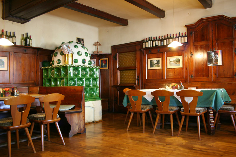 Gaststube mit Kachelofen